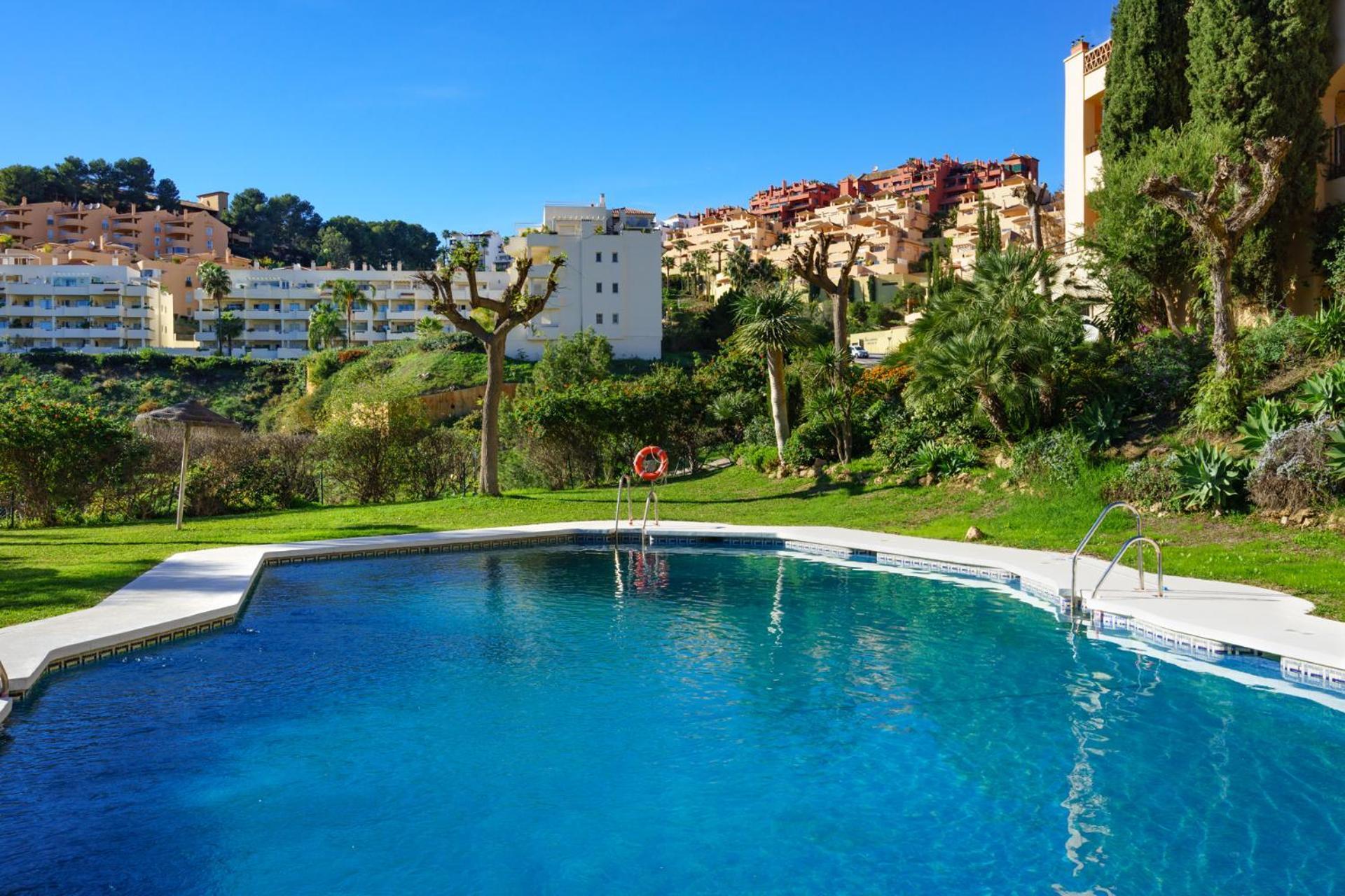 3 Bedroom, Floor With Fantastic Terrace And Pools Appartement *